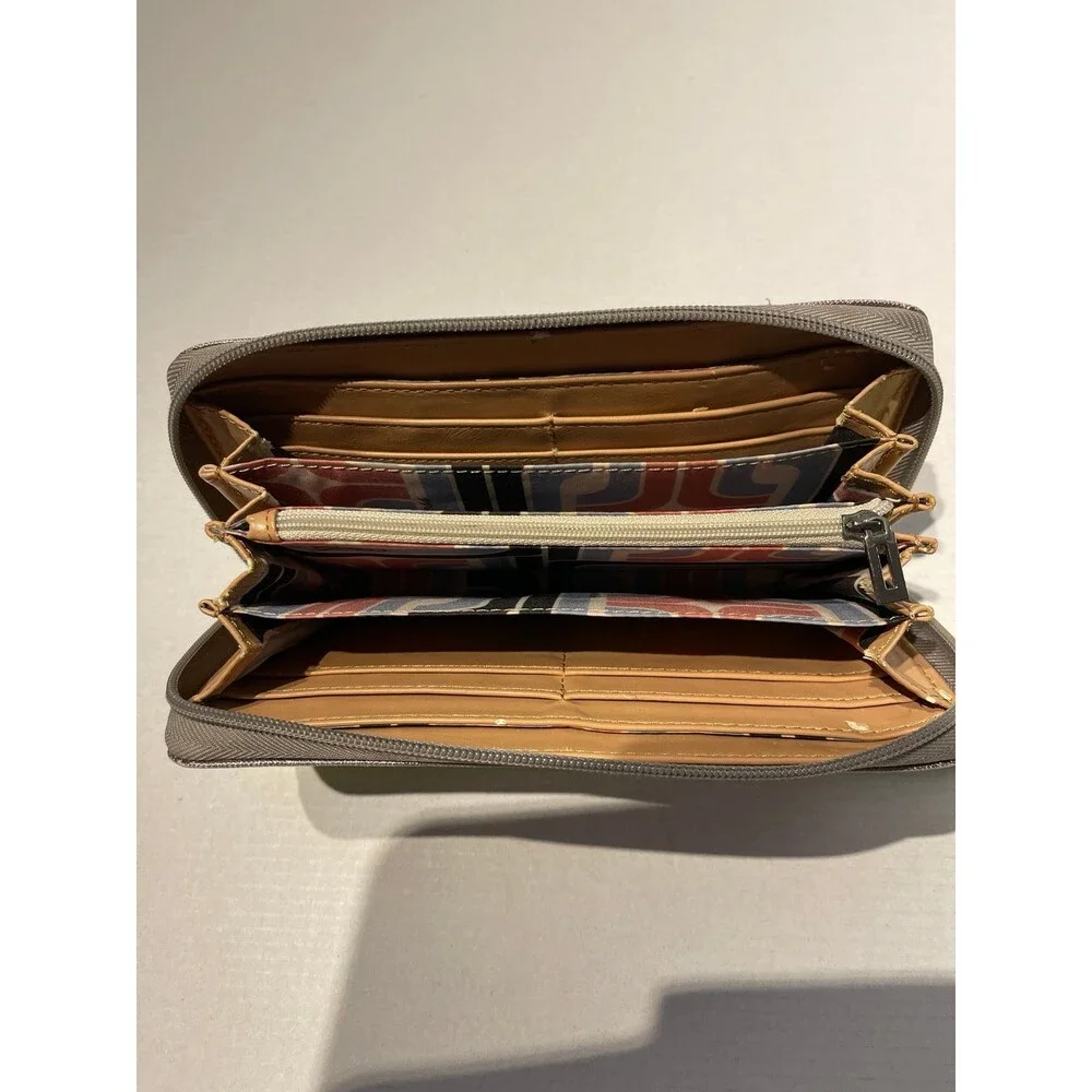 Guess Wallet - Picture 3 of 11